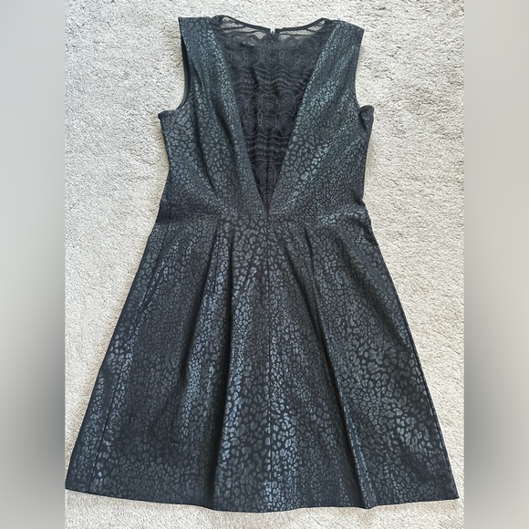 Rachel Roy dress size 8. Super flattering heavy stretchy material deep V lace - Picture 4 of 4